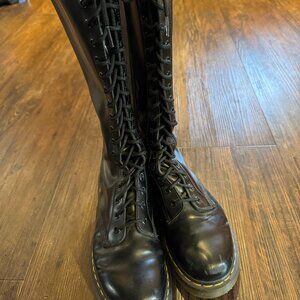 Dr. Martens 20 Eyelet Boots